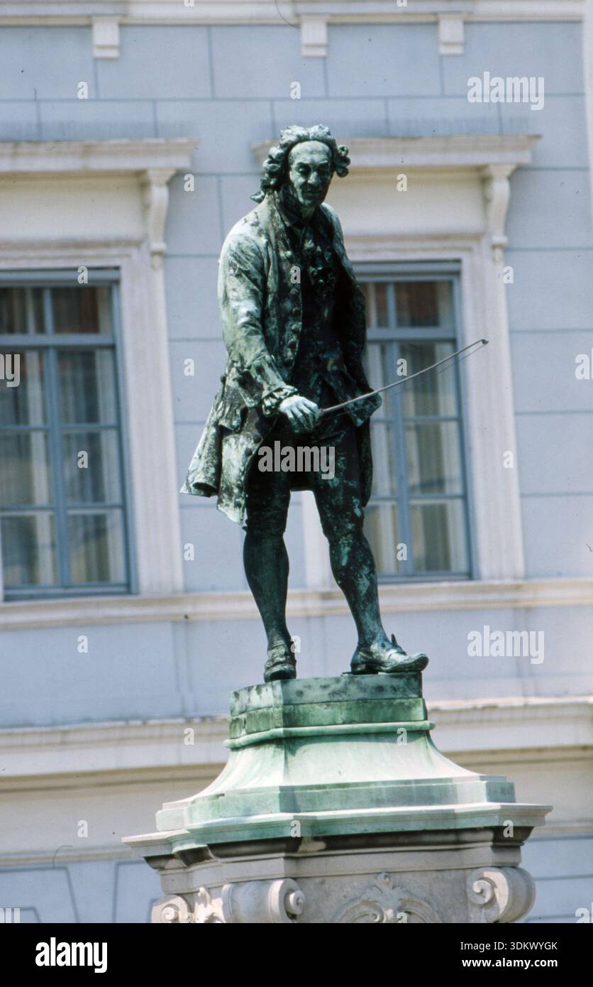 1999 Archivio storico Olycom/Lapresse/Publifoto Pirano è un comune della Slovenia di circa 17 882 abitanti appartenenti alla regione del litorale-Carso. Si affaccia sulla costa adriatica. Contraddistinta dal suo aspetto tipicamente veneziano, Pirano è il centro amministrativo dell'area circostante nonché uno dei principali centri turistici della Slovenia. Nella foto: Piazza Tartini a Pirano con il Duomo della piazza e il monumento di Giuseppe Tartini nella foto: Piazza Tartini a Pirano con la Cattedrale nella piazza e il monumento a Giuseppe Tartini Foto Stock