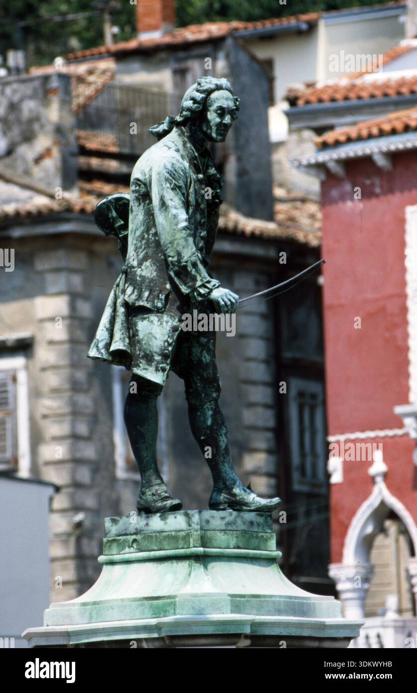 1999 Archivio storico Olycom/Lapresse/Publifoto Pirano è un comune della Slovenia di circa 17 882 abitanti appartenenti alla regione del litorale-Carso. Si affaccia sulla costa adriatica. Contraddistinta dal suo aspetto tipicamente veneziano, Pirano è il centro amministrativo dell'area circostante nonché uno dei principali centri turistici della Slovenia. Nella foto: Piazza Tartini a Pirano con il Duomo della piazza e il monumento di Giuseppe Tartini nella foto: Piazza Tartini a Pirano con la Cattedrale nella piazza e il monumento a Giuseppe Tartini Foto Stock