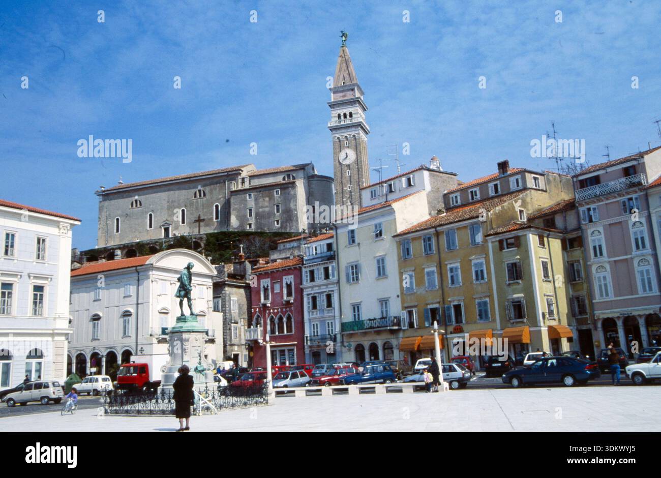 1999 Archivio storico Olycom/Lapresse/Publifoto Pirano è un comune della Slovenia di circa 17 882 abitanti appartenenti alla regione del litorale-Carso. Si affaccia sulla costa adriatica. Contraddistinta dal suo aspetto tipicamente veneziano, Pirano è il centro amministrativo dell'area circostante nonché uno dei principali centri turistici della Slovenia. Nella foto: Piazza Tartini a Pirano con il Duomo della piazza e il monumento di Giuseppe Tartini nella foto: Piazza Tartini a Pirano con la Cattedrale nella piazza e il monumento a Giuseppe Tartini Foto Stock