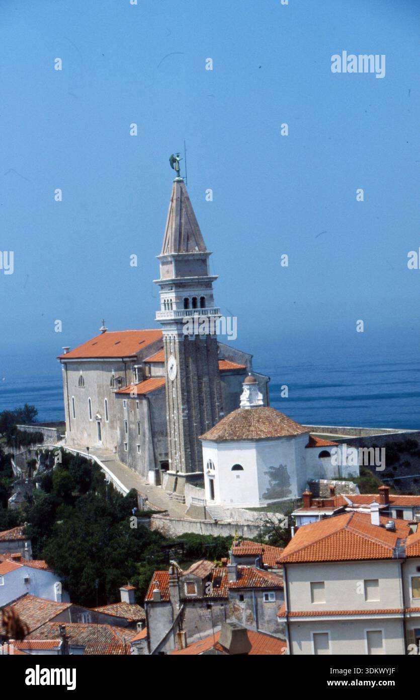 1999 Archivio storico Olycom/Lapresse/Publifoto Pirano è un comune della Slovenia di circa 17 882 abitanti appartenenti alla regione del litorale-Carso. Si affaccia sulla costa adriatica. Contraddistinta dal suo aspetto tipicamente veneziano, Pirano è il centro amministrativo dell'area circostante nonché uno dei principali centri turistici della Slovenia. Nella foto: Piazza Tartini a Pirano con il Duomo della piazza e il monumento di Giuseppe Tartini nella foto: Piazza Tartini a Pirano con la Cattedrale nella piazza e il monumento a Giuseppe Tartini Foto Stock