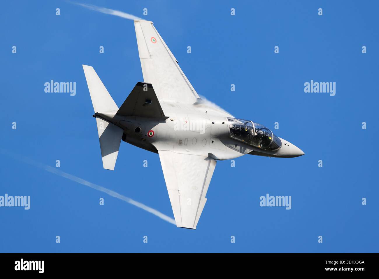 Aermacchi M-346 dell'Aeronautica militare Italiana Master in volo sopra Ostrava, Repubblica Ceca, 19 settembre 2025 Foto Stock