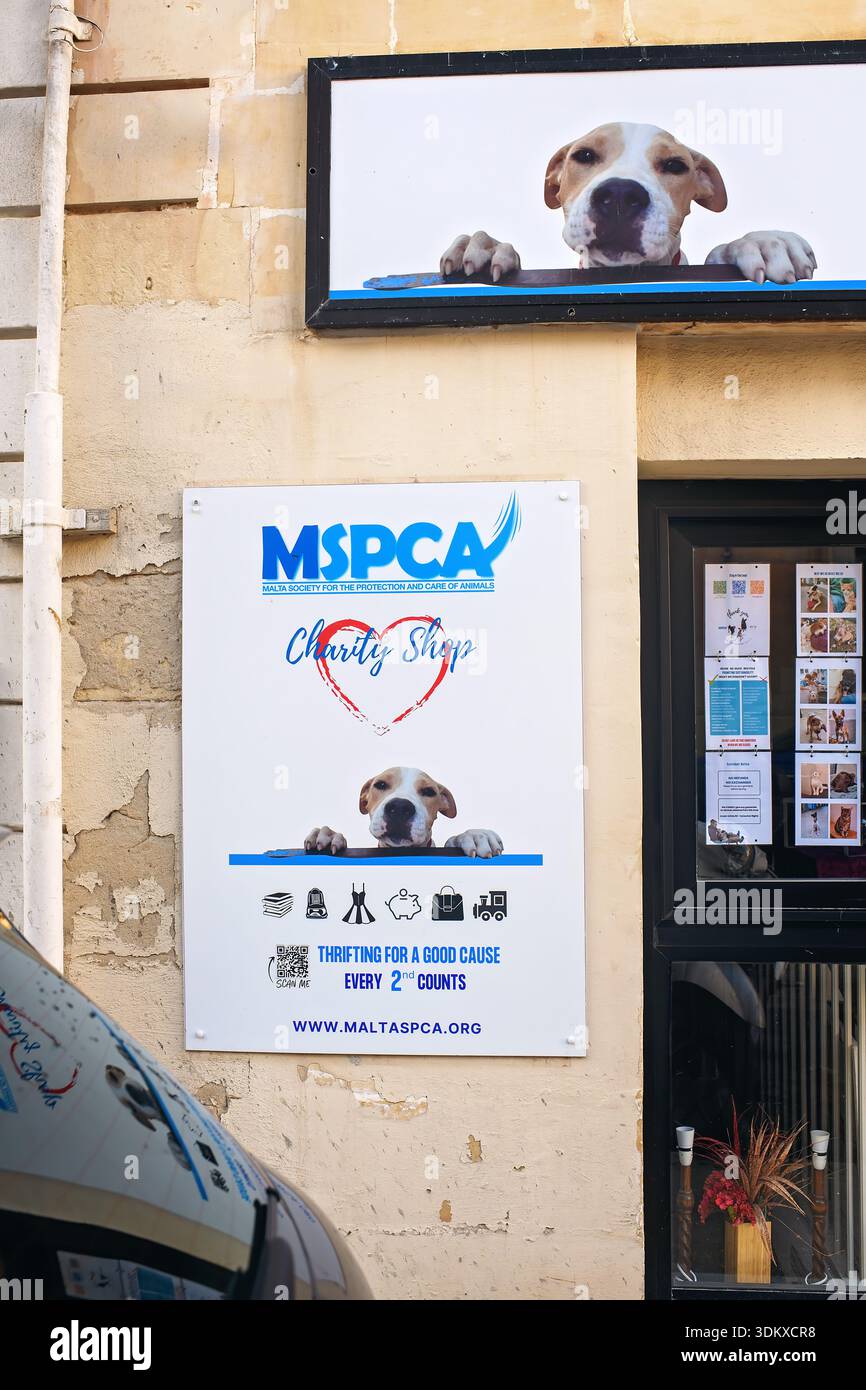 Sliema, Malta - 11 novembre 2025: Esterno di un negozio di beneficenza MSPCA con un cartello bianco che raffigura un cane su un muro di pietra. Foto Stock