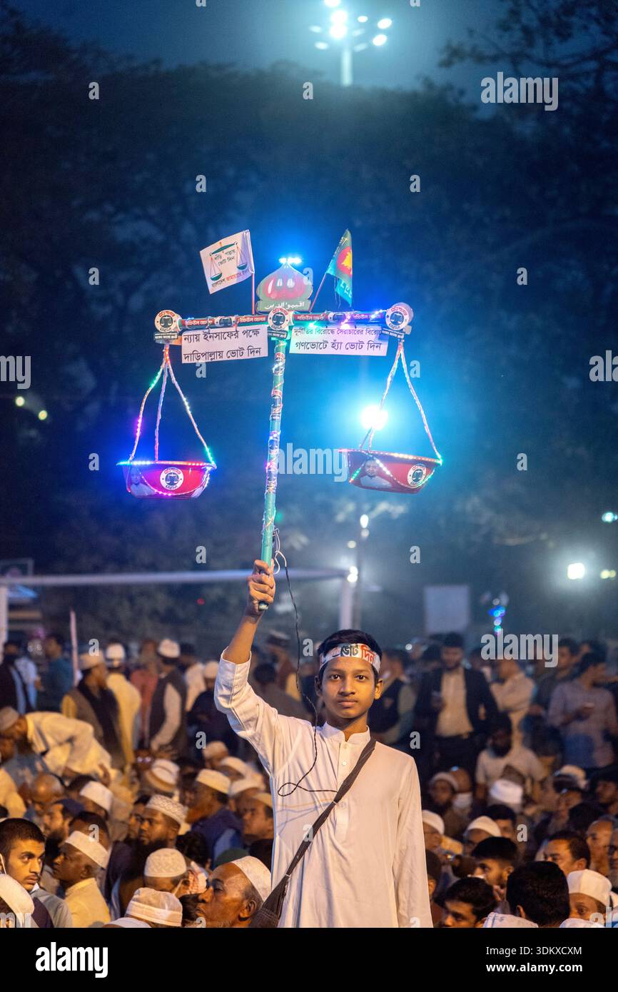 I sostenitori si riuniscono in Chattogram per una manifestazione politica in Bangladesh Jamaat-e-Islami in vista delle elezioni parlamentari nazionali del 2026. Foto Stock