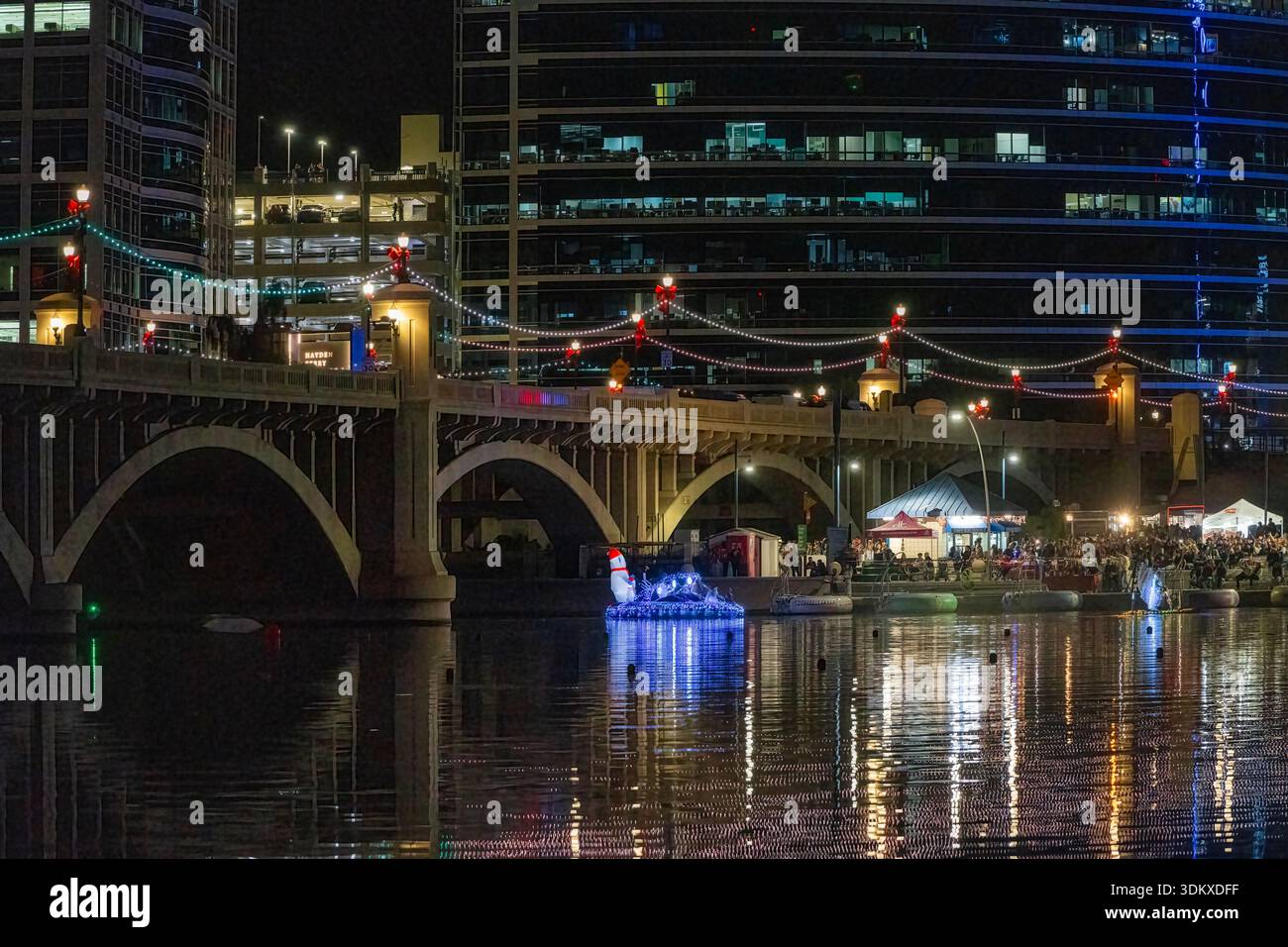 Scena natalizia sul lago Tempe Town e sui ponti Mill Avenue di notte vicino al centro di Tempe, Arizona Foto Stock