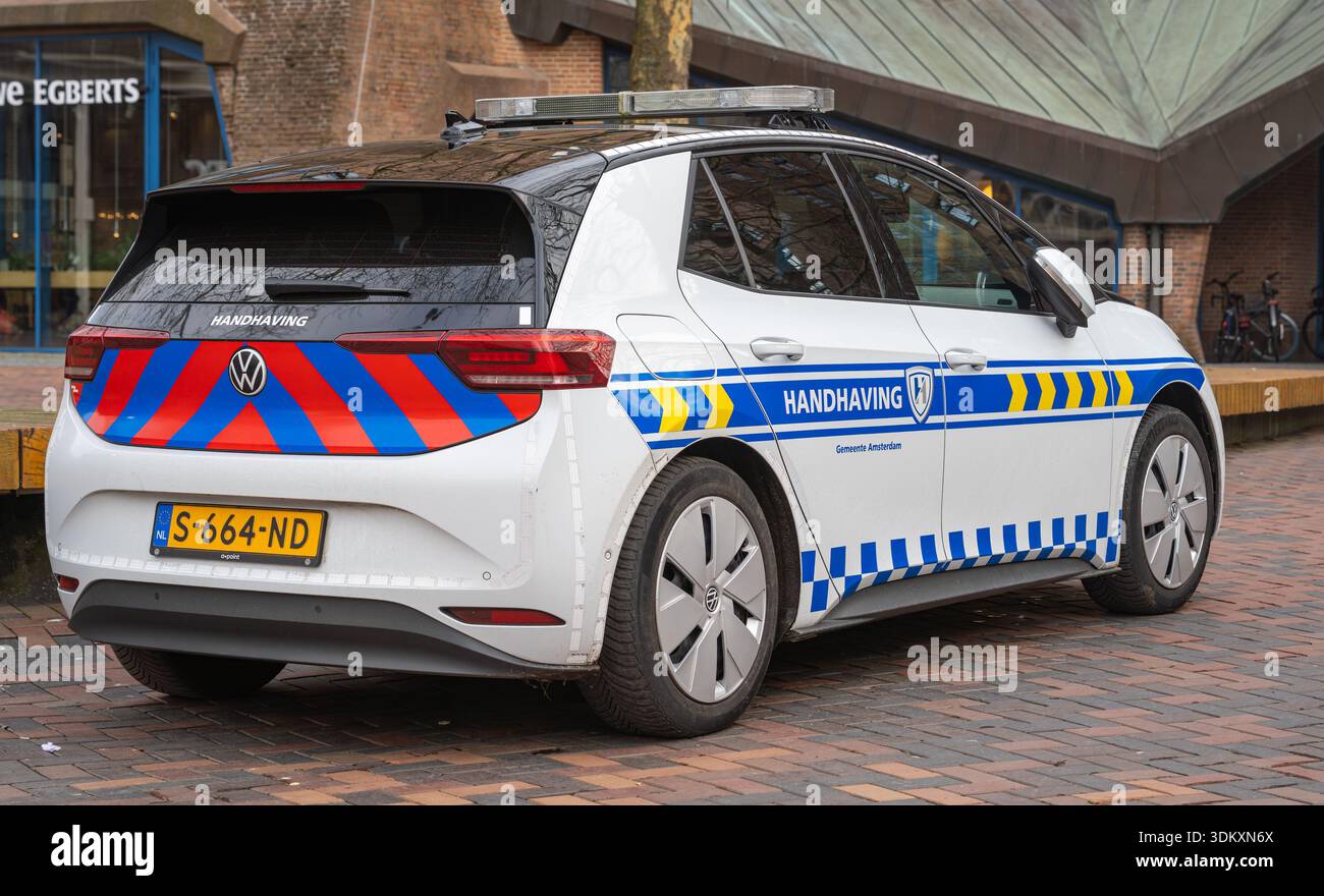 Amsterdam, Paesi Bassi, 02.02.2026, veicolo municipale olandese parcheggiato su una strada cittadina, utilizzato per la conformità alle normative Foto Stock