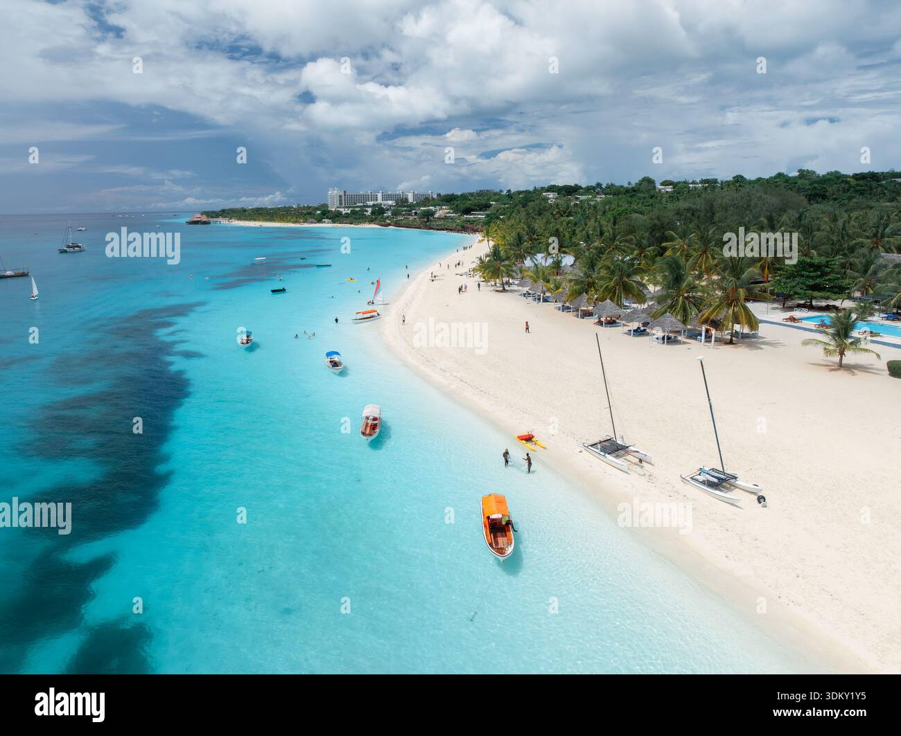 Barche, splendida spiaggia tropicale con mare turchese e sabbia bianca Foto Stock