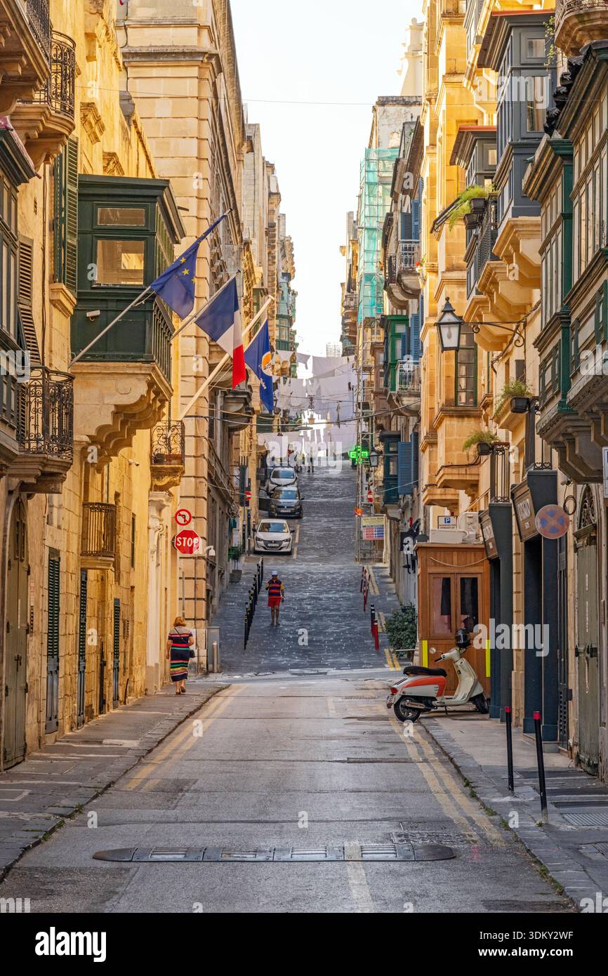 Tipica scena di strada nel cuore di la Valletta, capitale di Malta, la Valletta, Malta, Europa Foto Stock