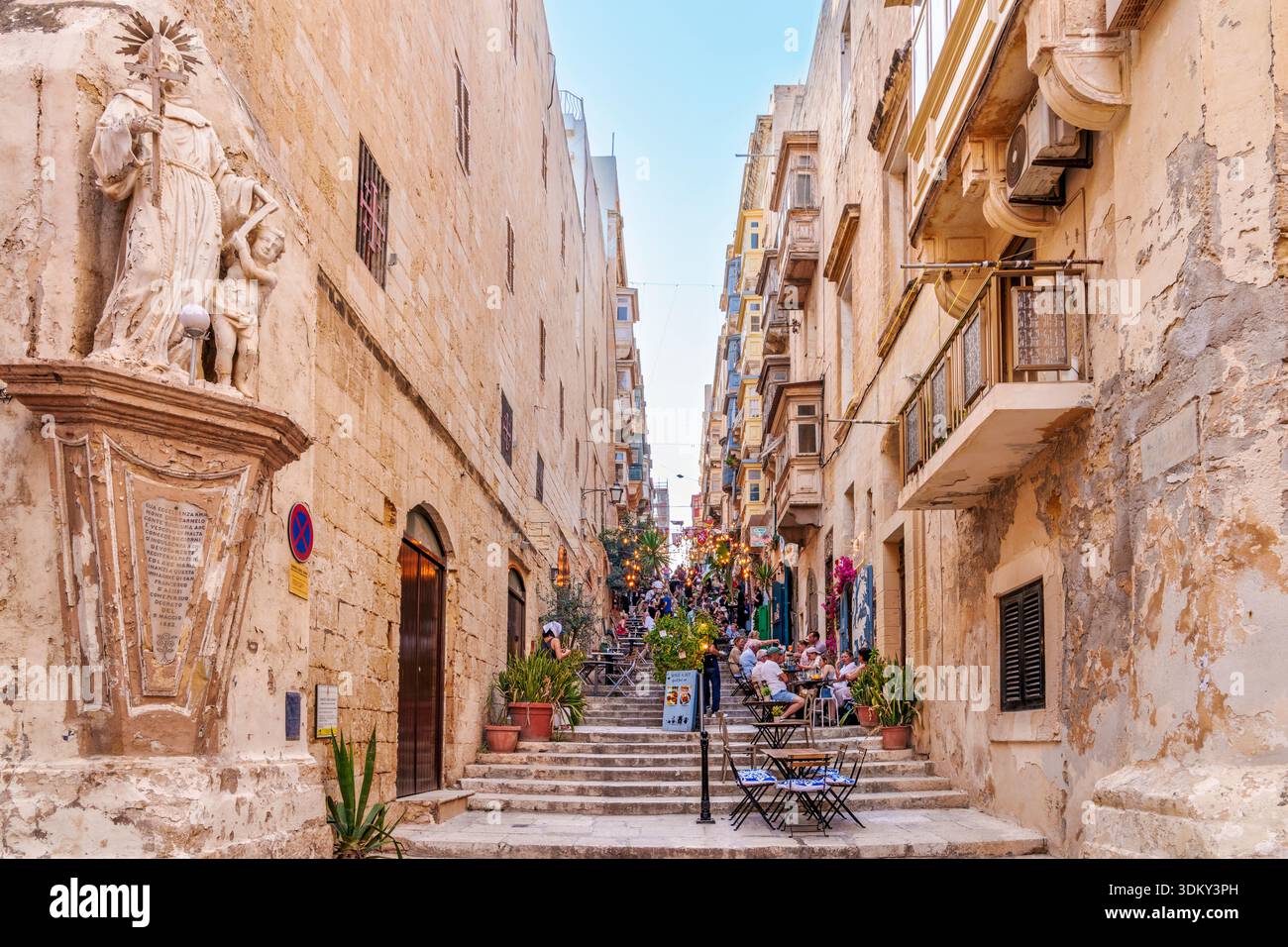 Tipica scena di strada nel cuore di la Valletta, capitale di Malta, la Valletta, Malta, Europa Foto Stock