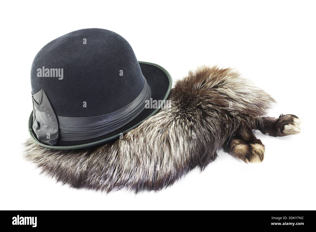 Vintage cappello nero su argento pelliccia di volpe isolati su sfondo bianco Foto Stock