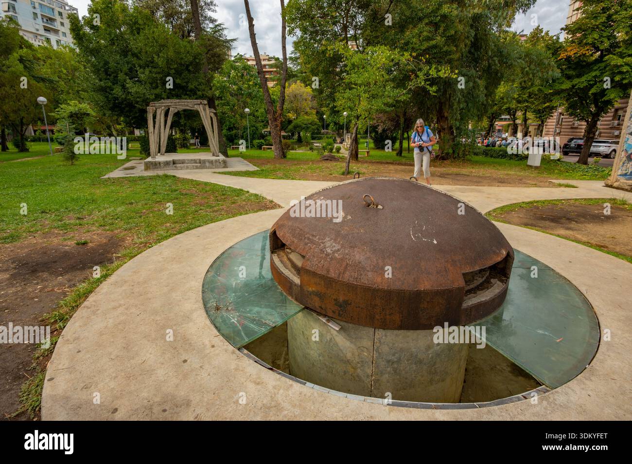 Checkpoint un bunker di epoca comunista conservato per le strade di Tirana Albania Foto Stock