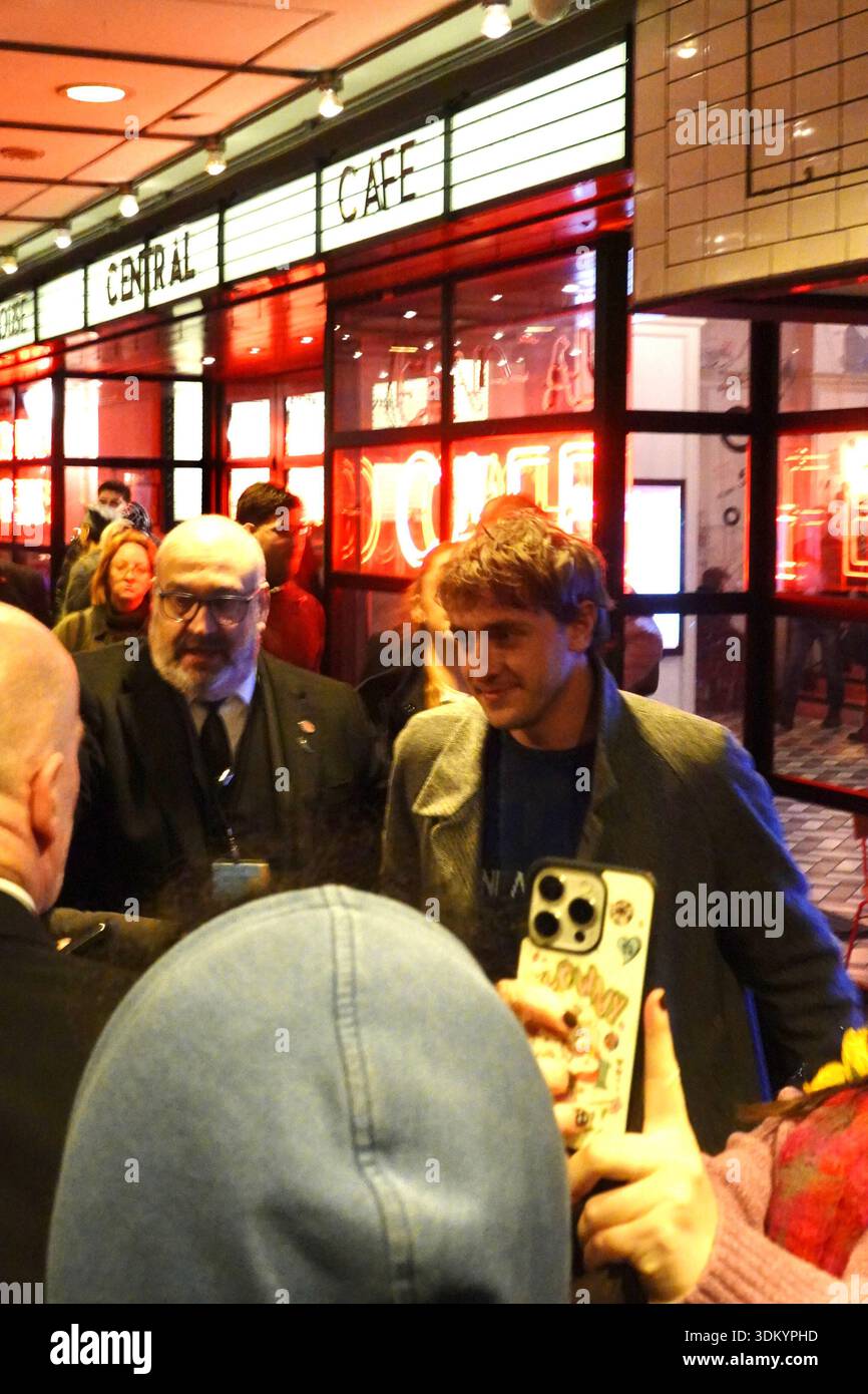 Londra, Regno Unito. Febbraio 2026. Paul Mescal lascia il Picturehouse Cinema a Londra dopo aver partecipato a una proiezione speciale e A domande e risposte per il film Hamnet, mentre i fan si riuniscono fuori dal locale. Credito: Laura bit / Alamy Live News Foto Stock