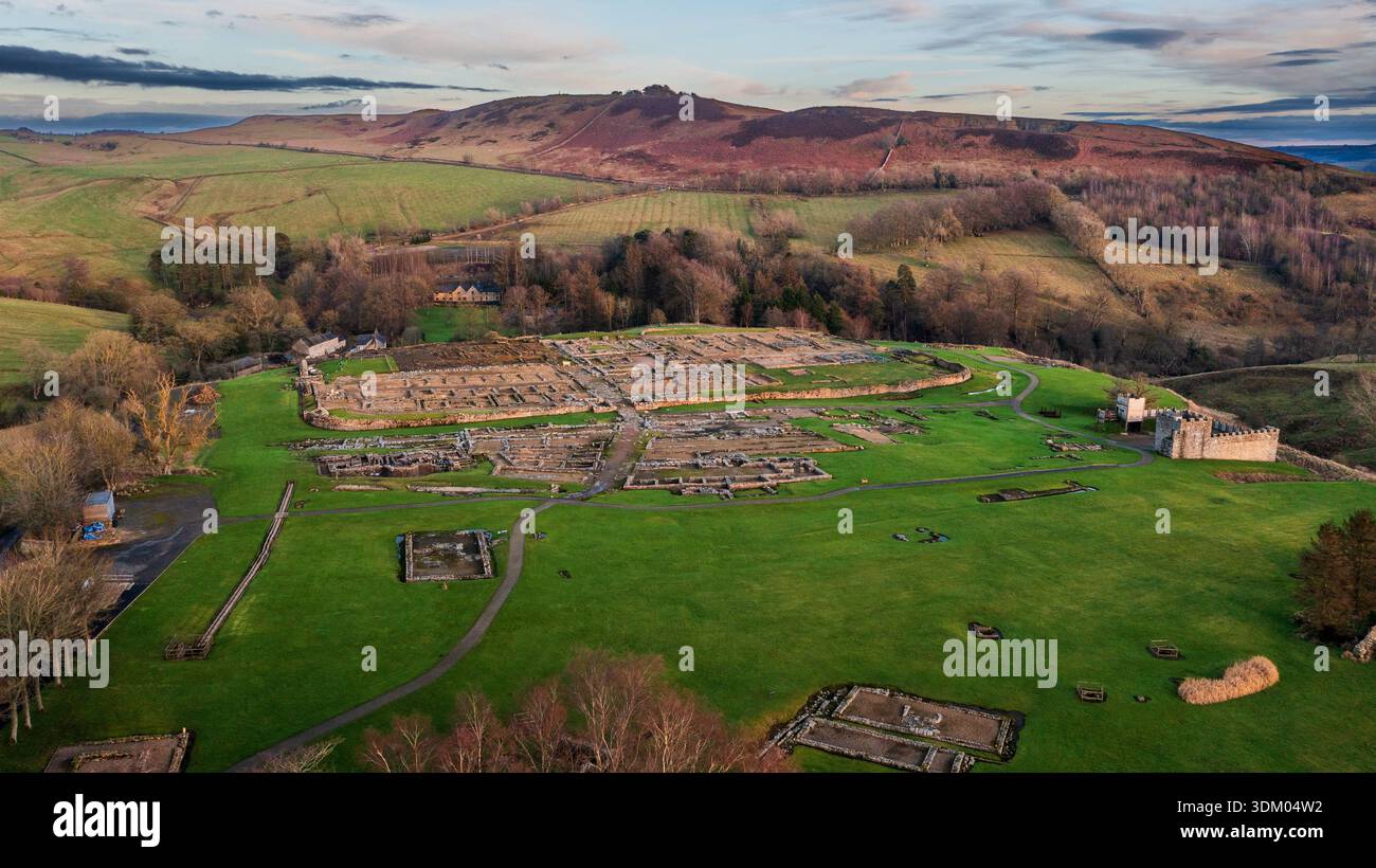 Vindolanda era un forte ausiliario romano (castrum) appena a sud del Vallo di Adriano nel nord dell'Inghilterra, che era pre-datato Foto Stock