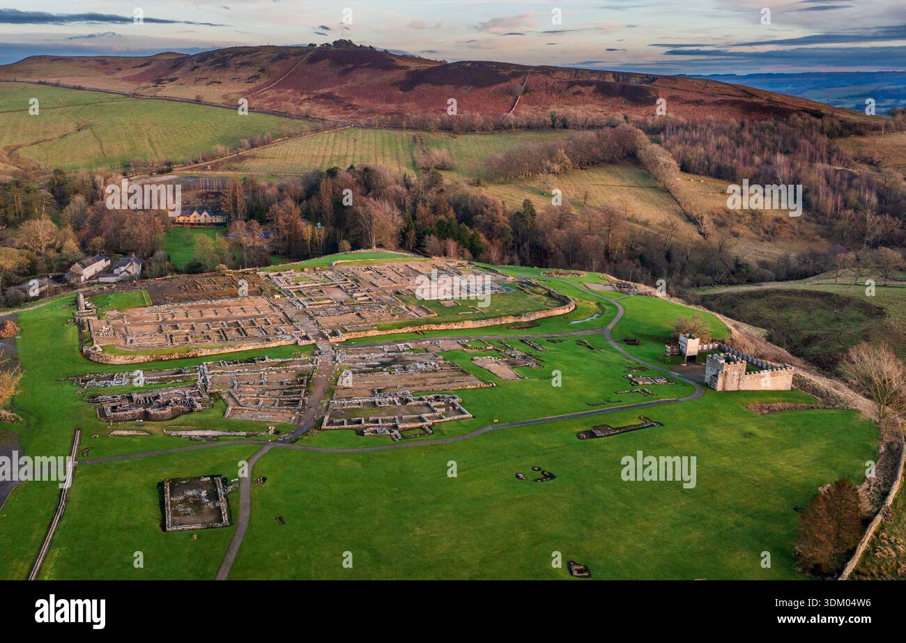 Vindolanda era un forte ausiliario romano (castrum) appena a sud del Vallo di Adriano nel nord dell'Inghilterra, che era pre-datato Foto Stock