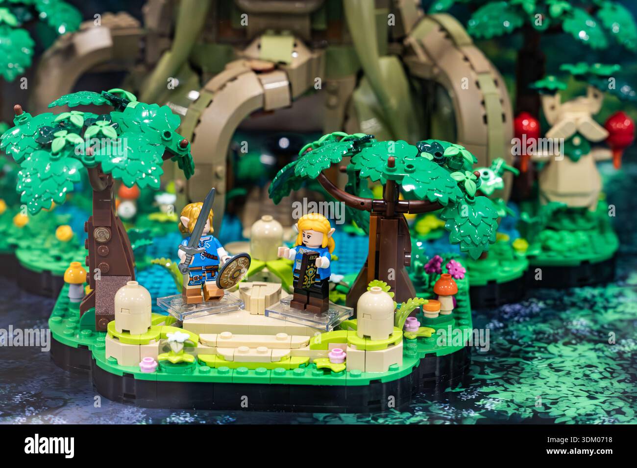 Statuette giocattolo realizzate in blocchi di plastica in una foresta fantasy, mostra in miniatura con alberi e personaggi Foto Stock