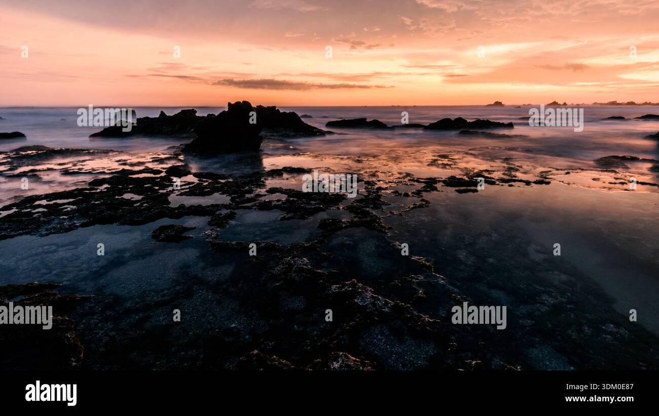 Cielo spettacolare al tramonto con nuvole vibranti. Perfetto per la natura, il clima e i concetti di atmosfera. Foto Stock
