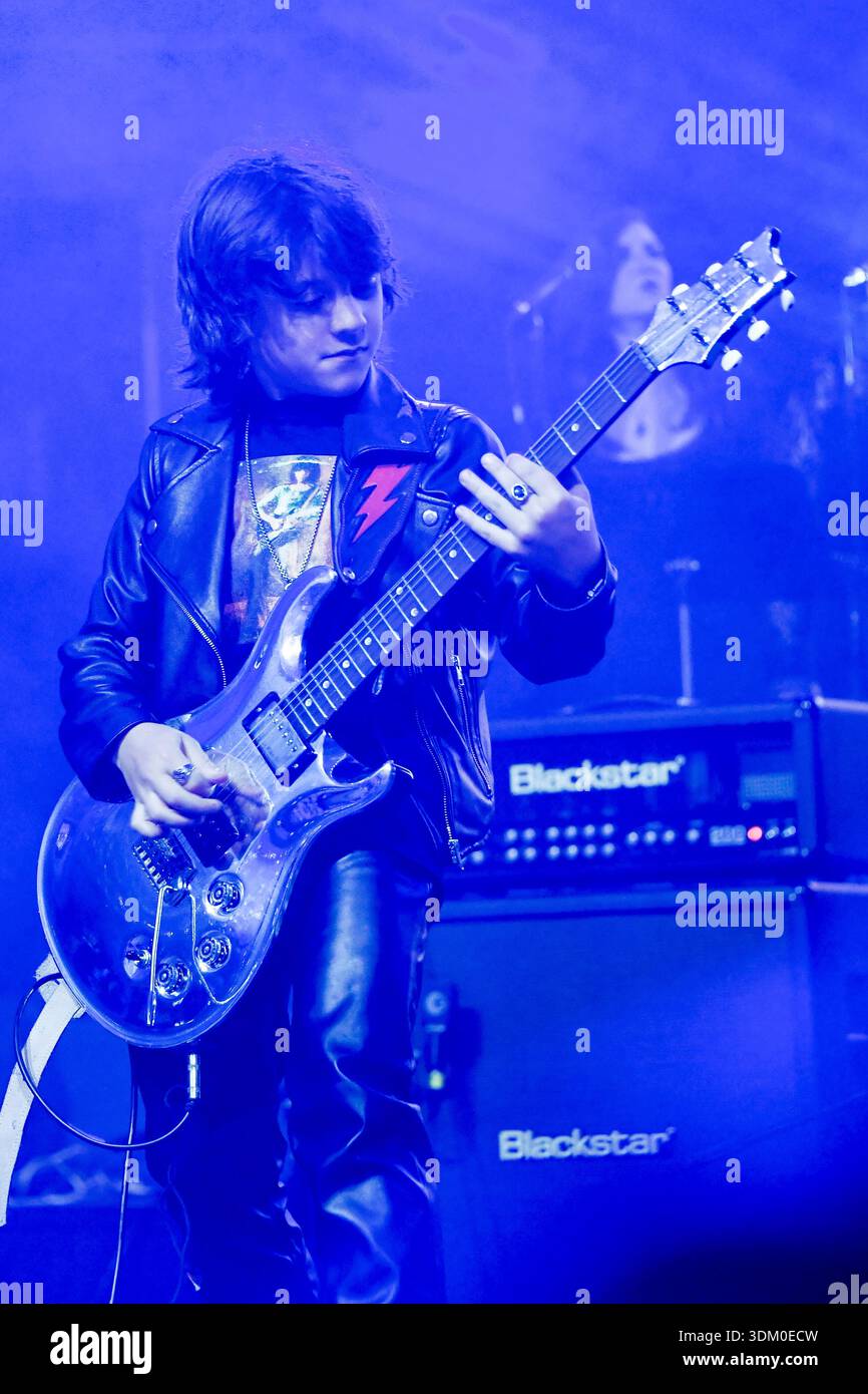 24 gennaio 2026, Anaheim, CA, USA: JAMM Night at NAMM 2026 è un concerto rock gratuito, Allâ€star tenuto durante il NAMM Show presso l'Anaheim Convention Center Arena. Scopo: Oltre ad essere una vetrina per il sistema audio e gli artisti, l'evento 2026 sostiene la David Z Foundation, che finanzia iniziative di educazione musicale. Host/sponsor: Presentato da RCF e alimentato dal loro sistema AUDIO TT+ ospitato da Paulie Z - Paul Zablidowsky (Credit Image: © Dave Safley/ZUMA Press Wire) SOLO USO EDITORIALE! Non per USO commerciale! Foto Stock