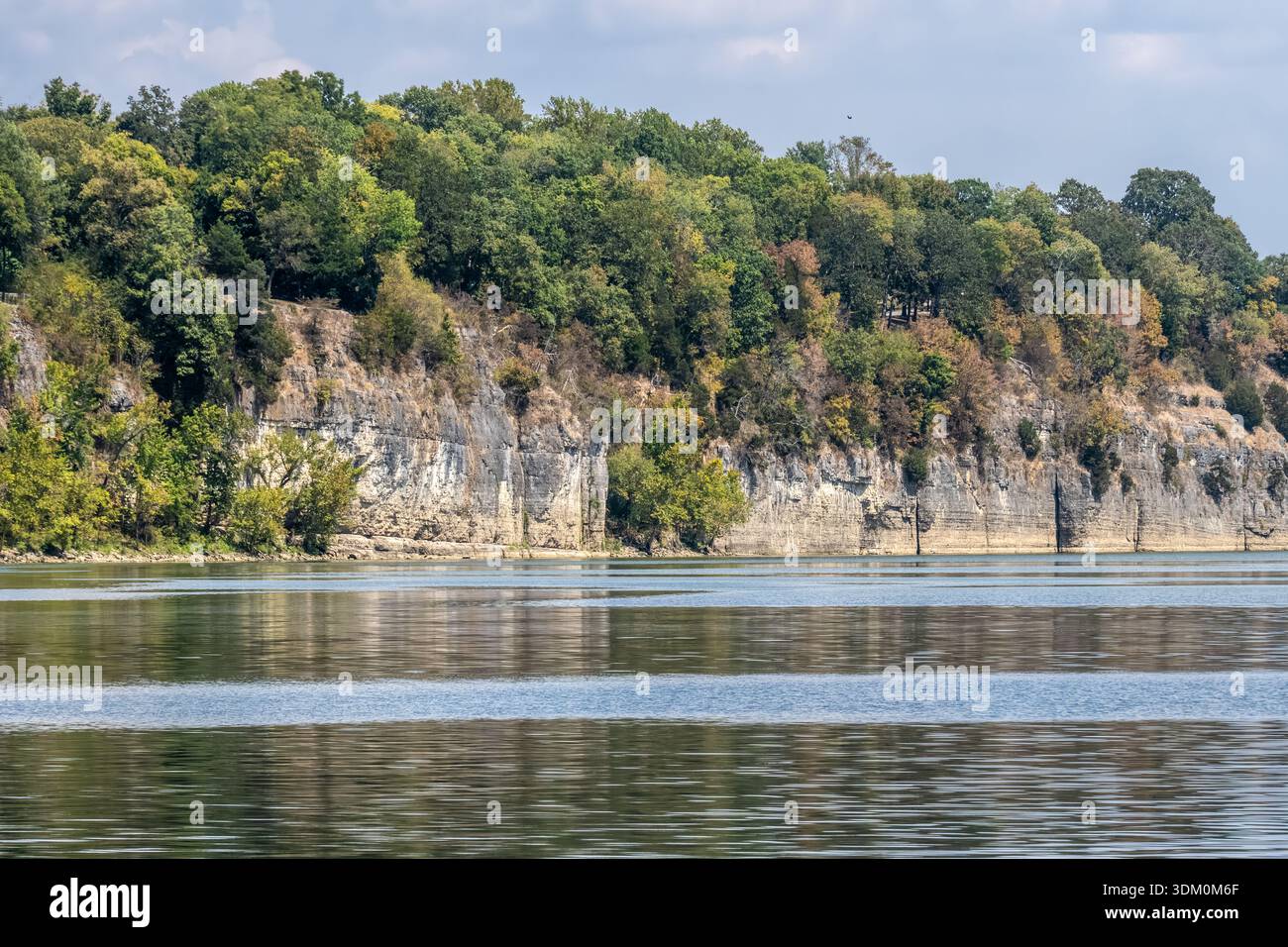 Vista dal fiume Ohio delle scogliere rocciose del Cave-in-Rock State Park nell'Illinois meridionale. (USA) Foto Stock