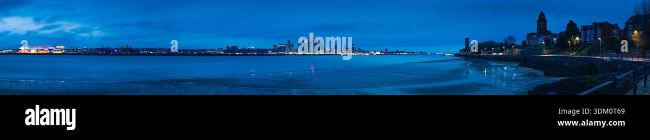 Vista panoramica al crepuscolo dello skyline di Liverpool, del Bramley-Moore Dock Stadium e del Wallasey Town Hall dall'altra parte dell'estuario di Mersey dal Wirral Foto Stock