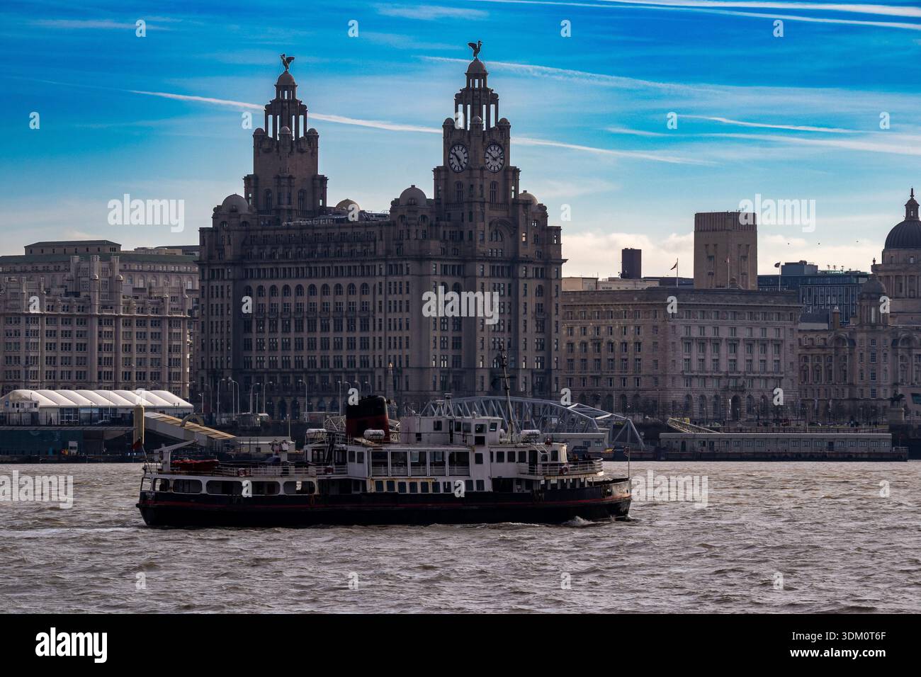 Mersey Ferry attraversa il fiume Mersey di fronte al Royal Liver Building e allo skyline di Liverpool sotto un cielo blu Foto Stock