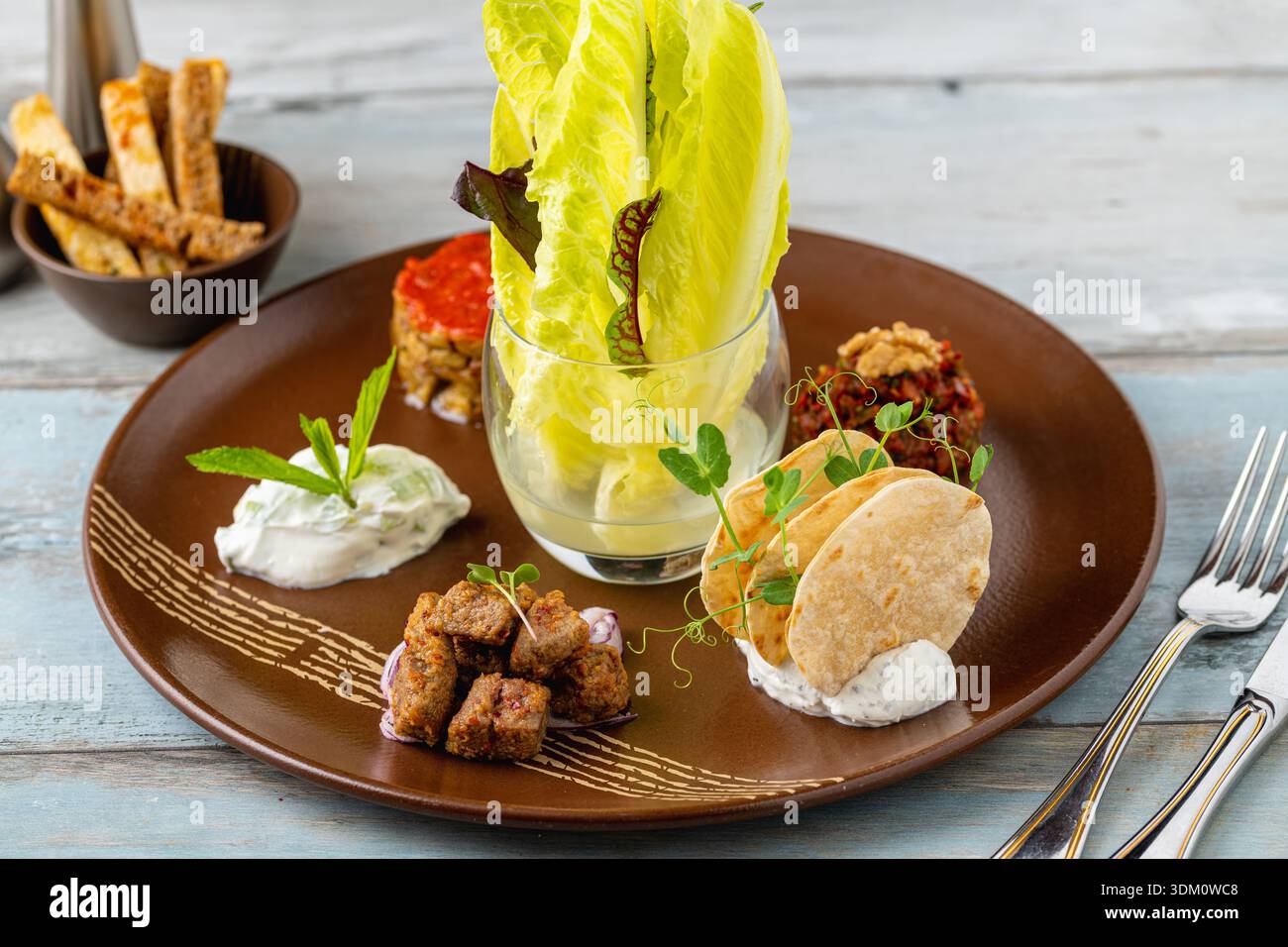 Moderno piatto di antipasti gourmet con assaggi e salse assortiti Foto Stock