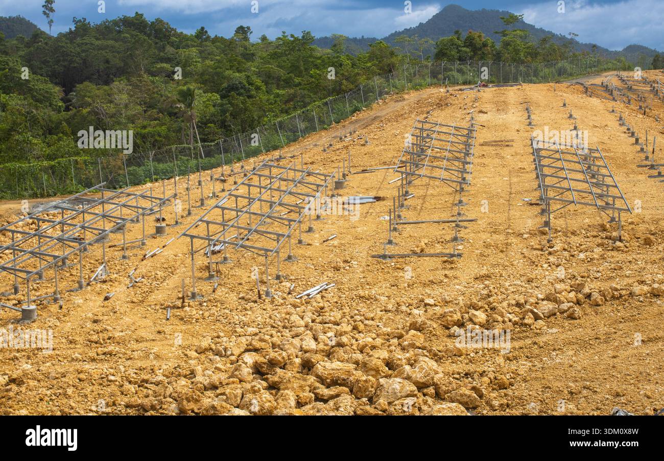 Costruire il futuro: Array solare professionale per montaggio a terra in costruzione Foto Stock
