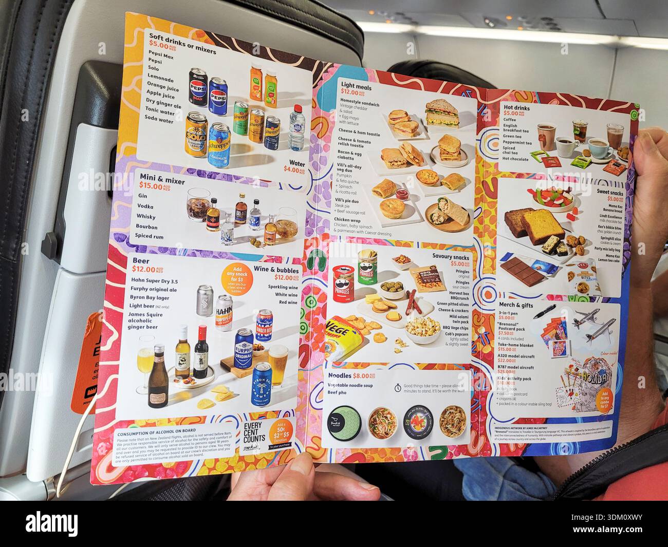 Menu della compagnia aerea a bordo per cibo e bevande Foto Stock