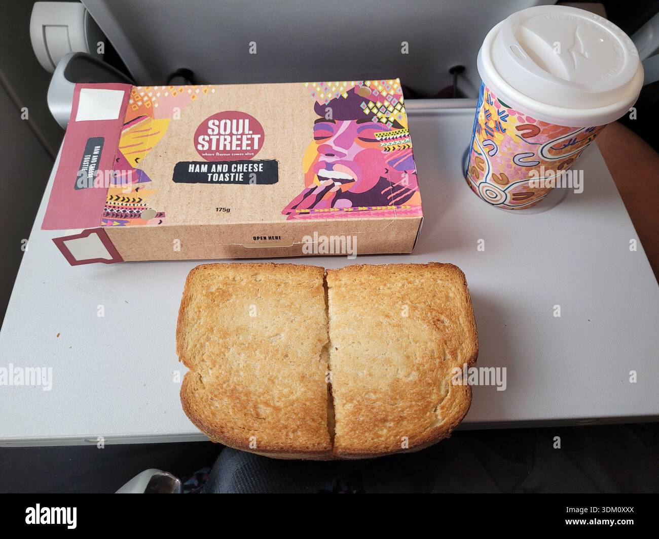 Sandwich di prosciutto e formaggio Toasty della compagnia aerea, cibo a bordo Foto Stock