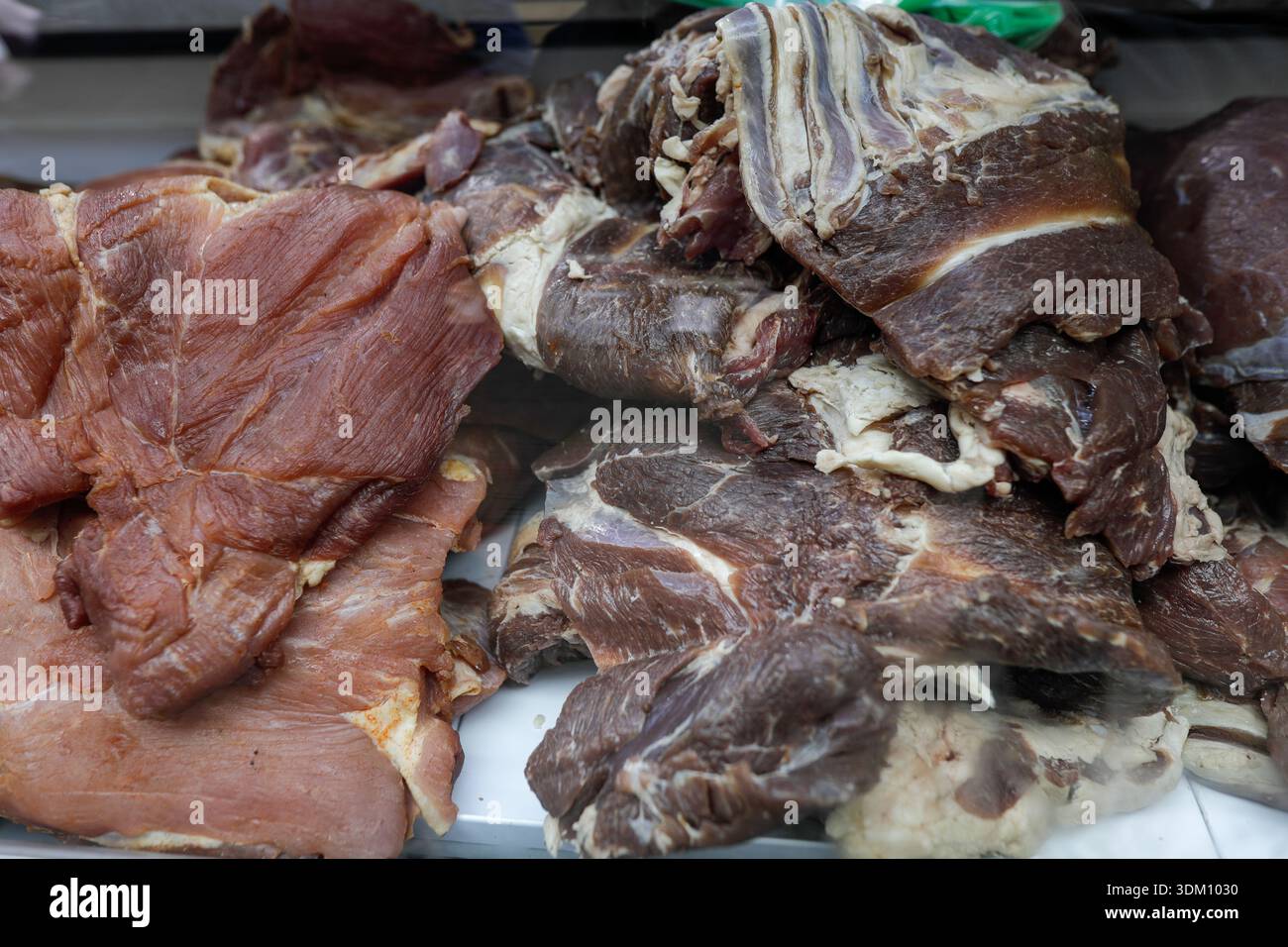 Dettagli con carni tradizionali rumene in vendita in un mercato agricolo. Foto Stock