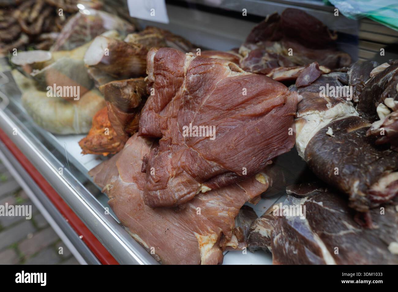 Dettagli con carni tradizionali rumene in vendita in un mercato agricolo. Foto Stock