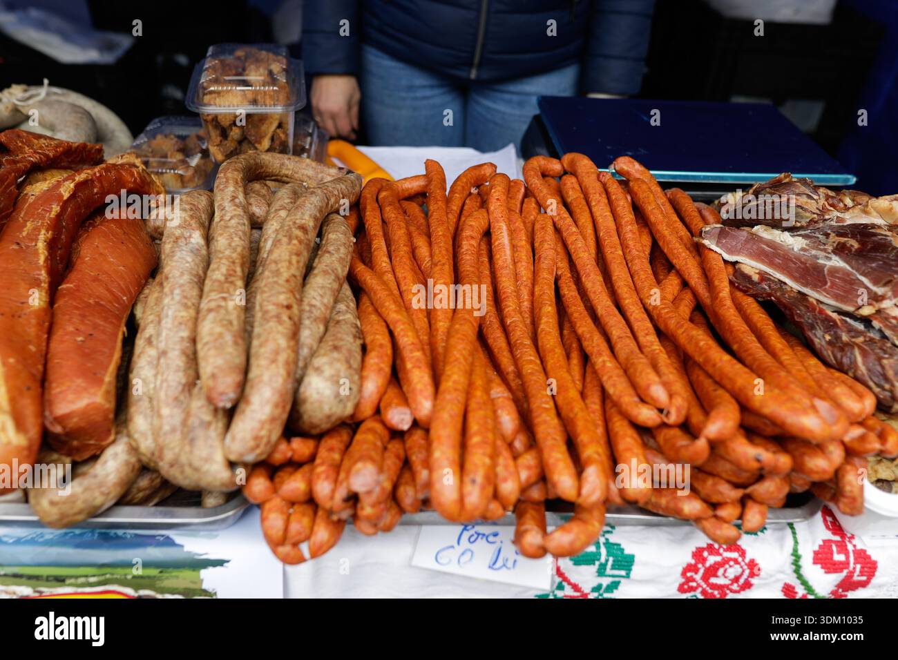Dettagli con carni tradizionali rumene in vendita in un mercato agricolo. Foto Stock