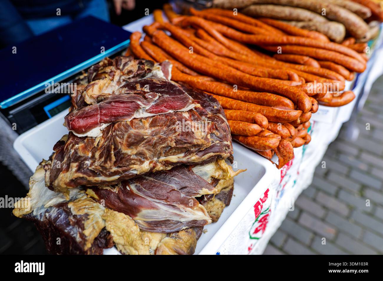Dettagli con carni tradizionali rumene in vendita in un mercato agricolo. Foto Stock
