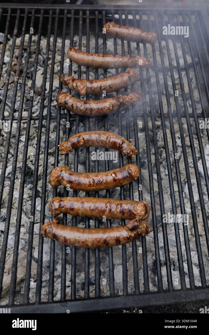 Dettagli con salsicce tradizionali rumene su una griglia in metallo carbone. Foto Stock