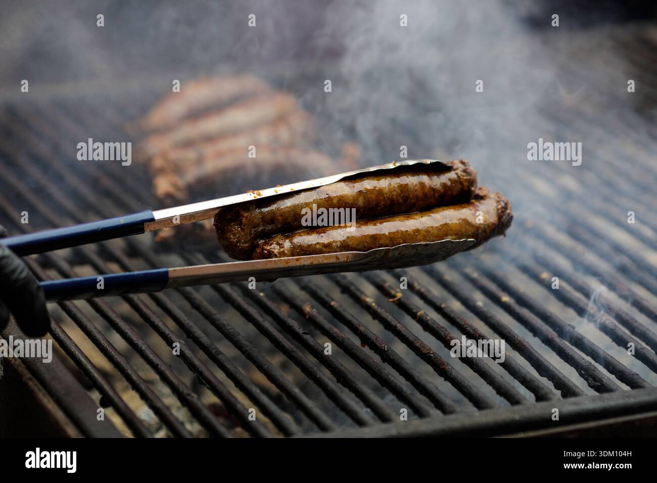 Dettagli con salsicce tradizionali rumene su una griglia in metallo carbone. Foto Stock