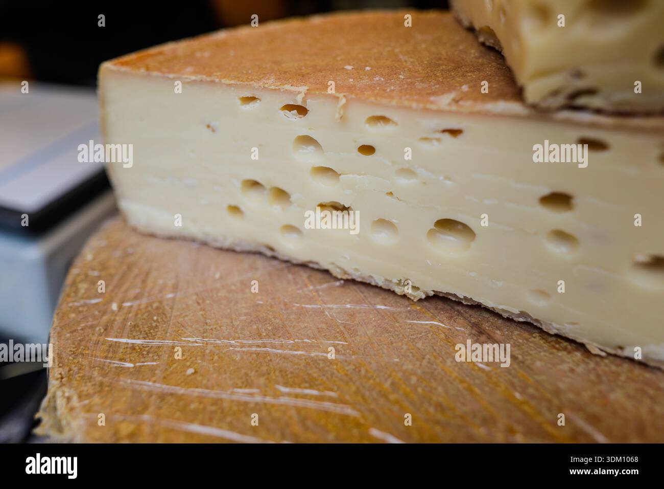 Dettagli con formaggio tradizionale romeno invecchiato in un mercato agricolo. Foto Stock