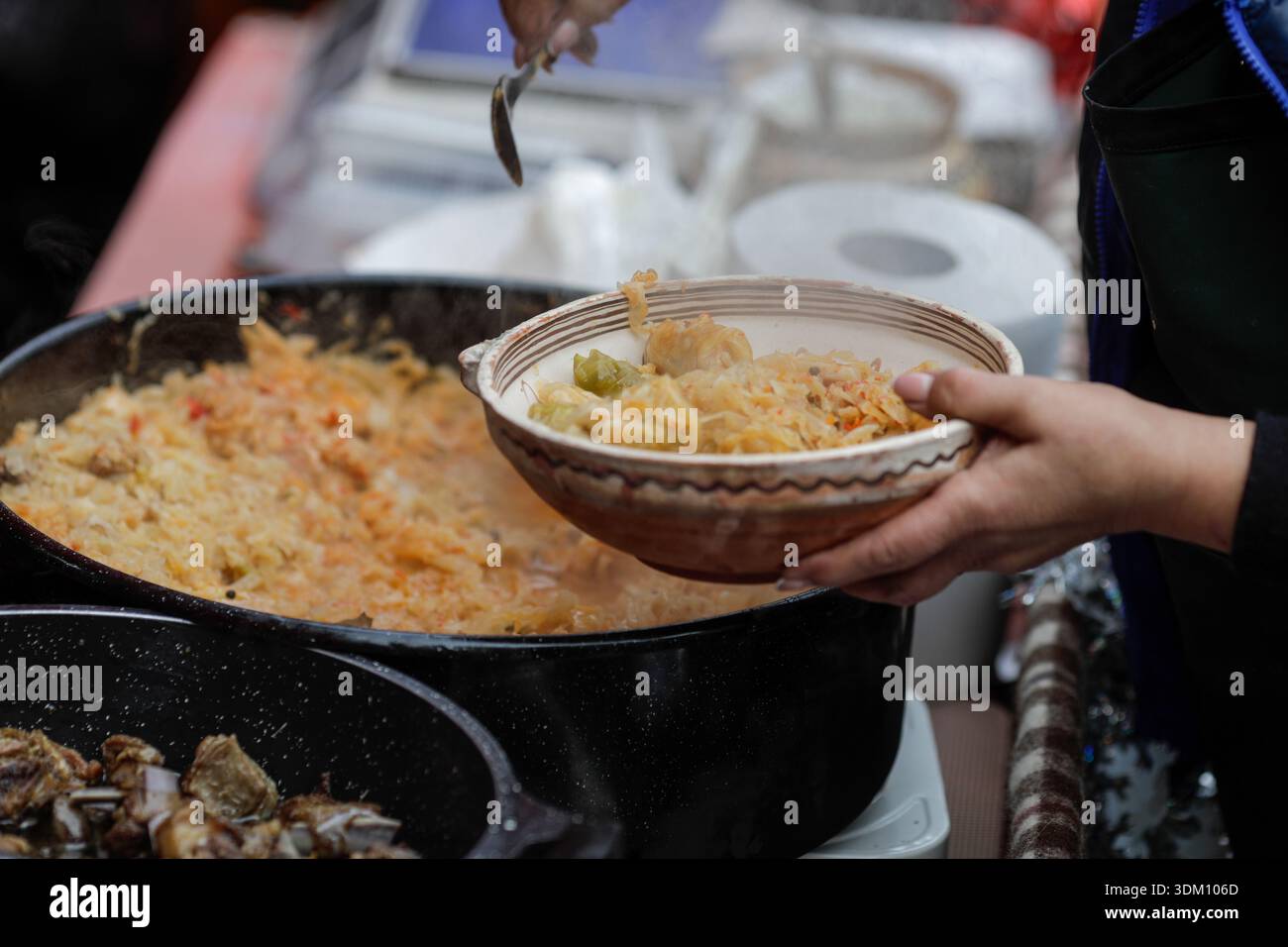 Dettagli con sarmale rumeno tradizionale o rotoli di cavolo ripieni in un mercato agricolo. Foto Stock