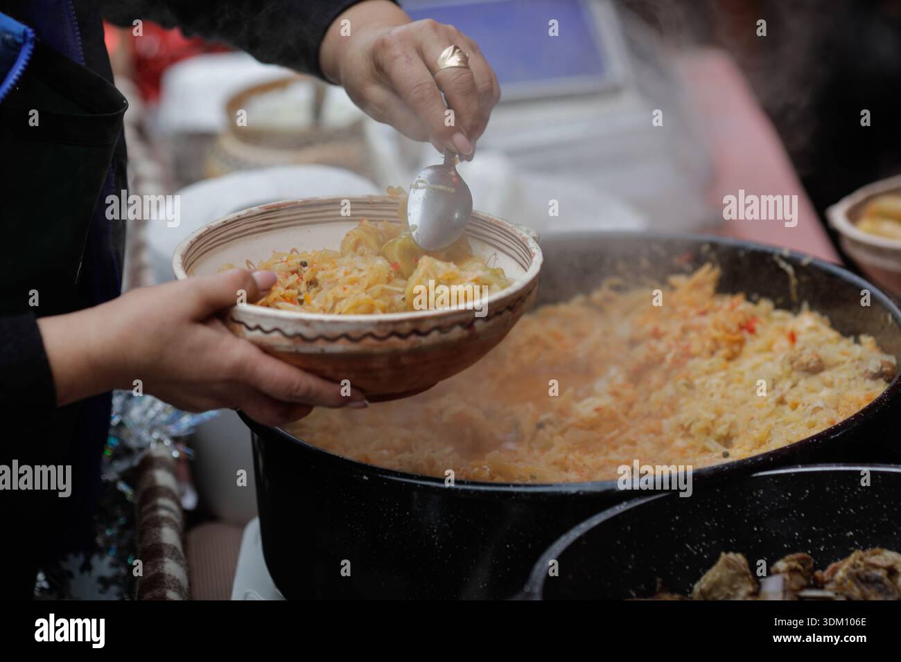 Dettagli con sarmale rumeno tradizionale o rotoli di cavolo ripieni in un mercato agricolo. Foto Stock