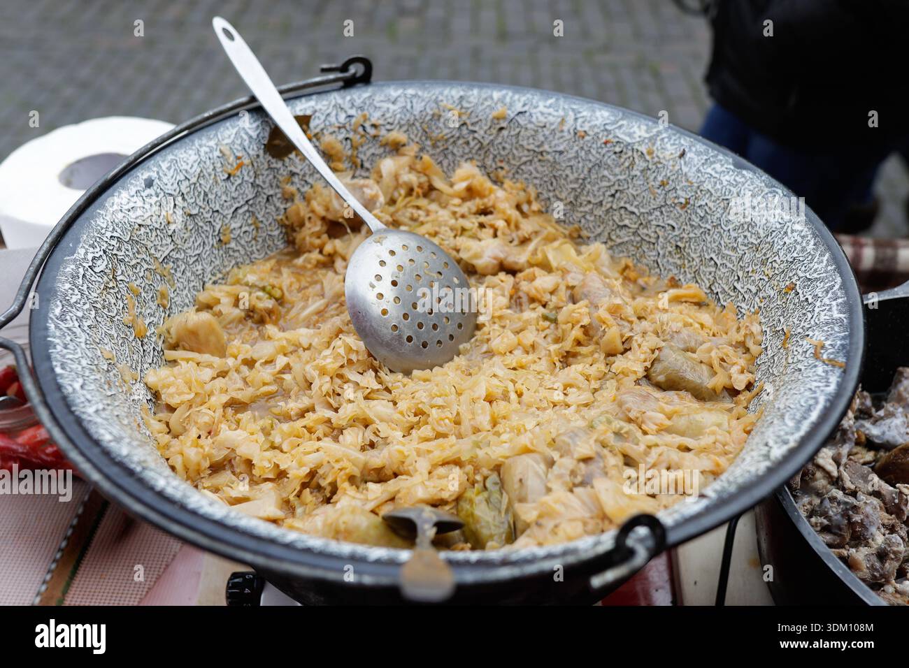 Dettagli con sarmale rumeno tradizionale o rotoli di cavolo ripieni in un mercato agricolo. Foto Stock