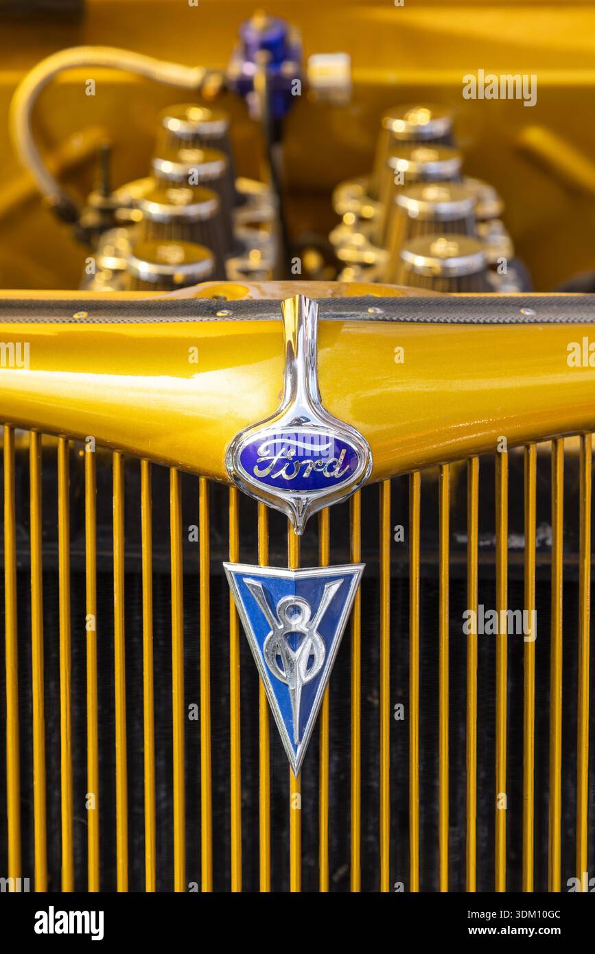 Il logo Ford e il logo "V8" sulla parte anteriore di un'asta calda color oro Foto Stock