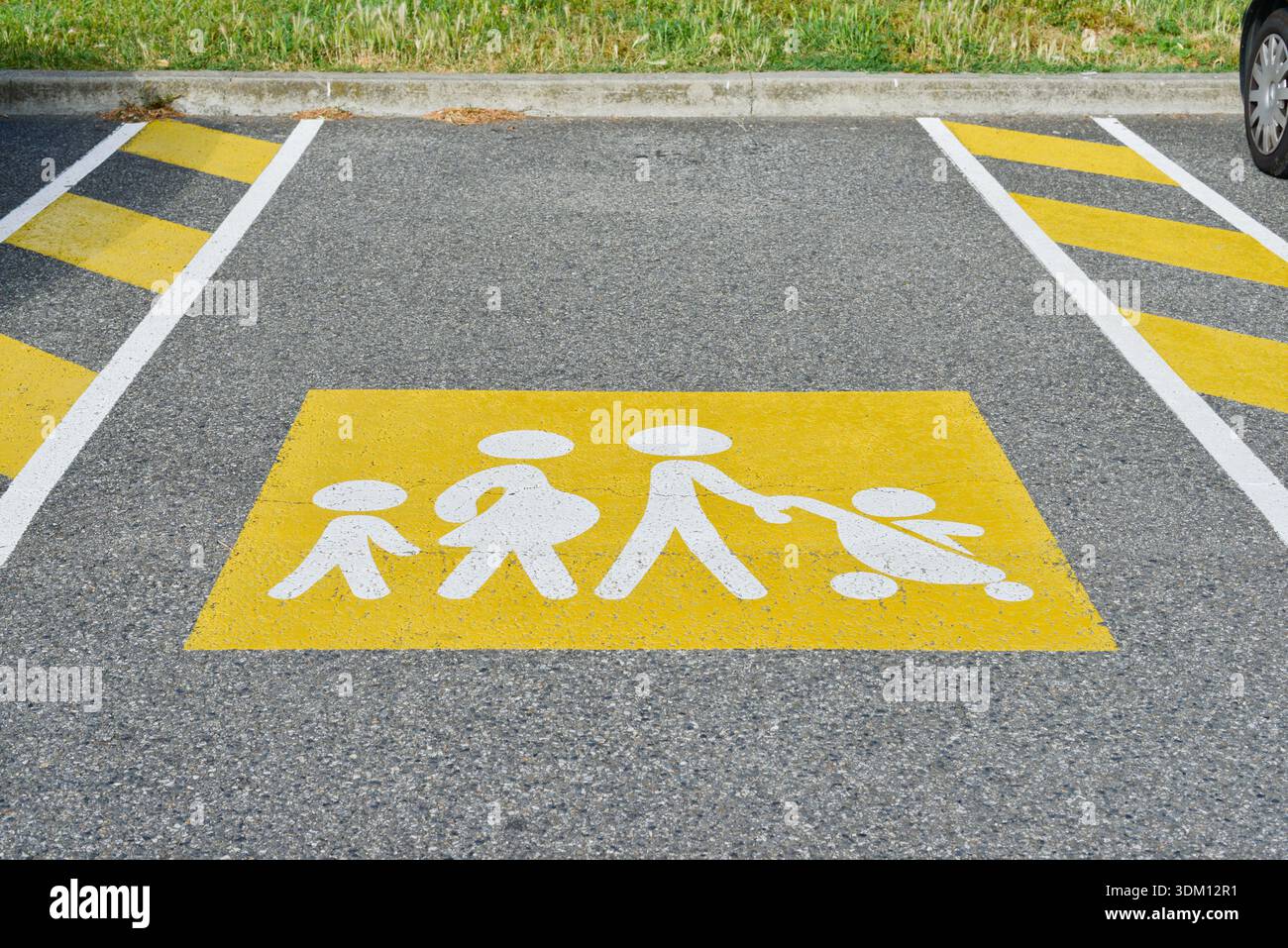 Logo su sfondo giallo del parcheggio riservato a una famiglia, con profilo bianco Foto Stock