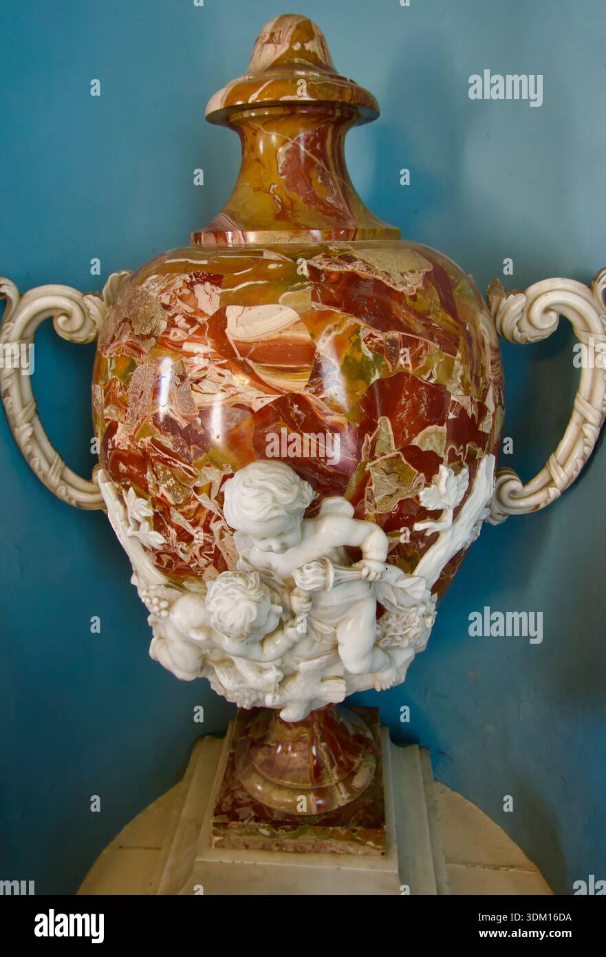 Vaso in marmo Luigi XVI o napoleonico con cherubini nella Blue Drawing Room St Michaels Mount Mount Mount's Bay Marazion Cornovaglia Inghilterra Regno Unito Foto Stock