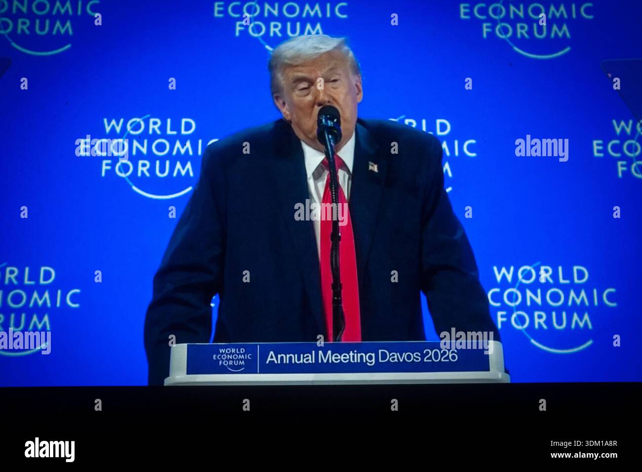 Prise de vues photographiques d'un écran d'ordinateur durant le Discours de Donald Trump à Davos dans un fast-food de la capitale belge. Foto Stock