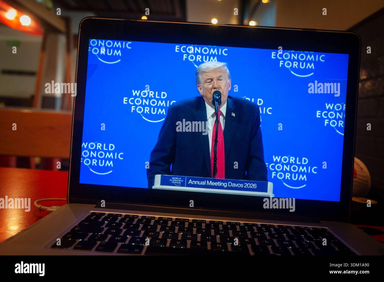 Prise de vues photographiques d'un écran d'ordinateur durant le Discours de Donald Trump à Davos dans un fast-food de la capitale belge. Foto Stock