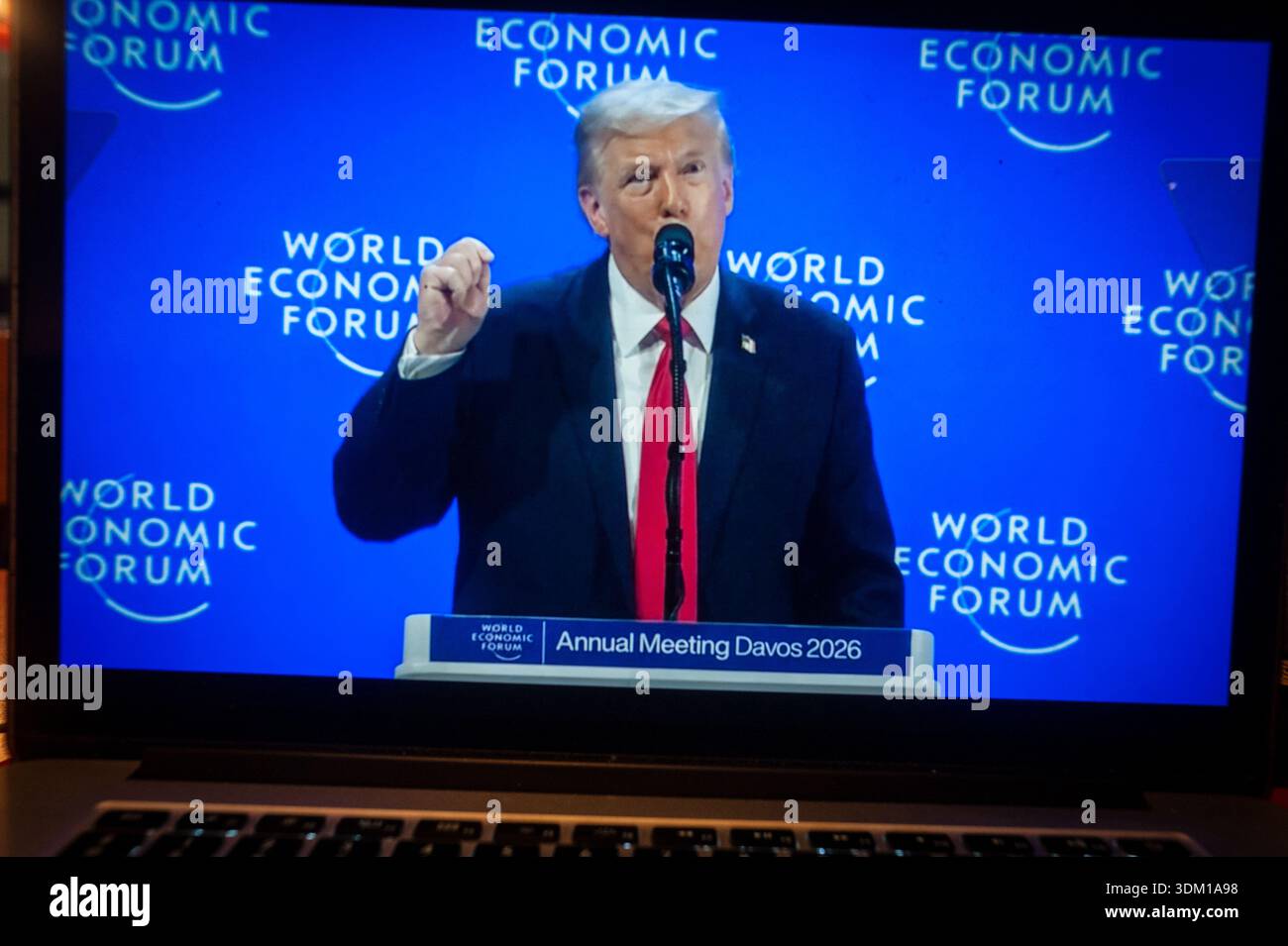 Prise de vues photographiques d'un écran d'ordinateur durant le Discours de Donald Trump à Davos dans un fast-food de la capitale belge. Foto Stock