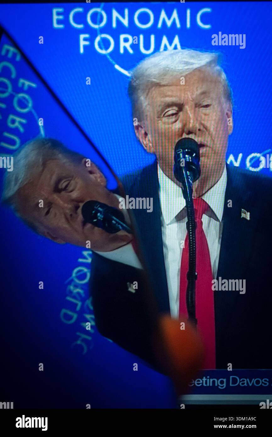 Prise de vues photographiques d'un écran d'ordinateur durant le Discours de Donald Trump à Davos dans un fast-food de la capitale belge. Foto Stock