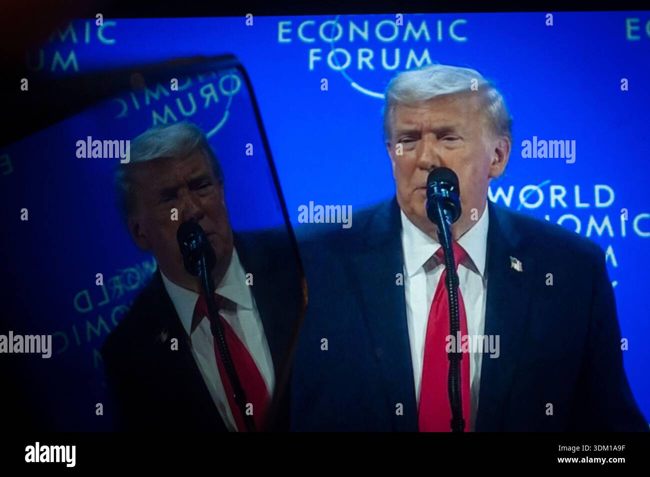 Prise de vues photographiques d'un écran d'ordinateur durant le Discours de Donald Trump à Davos dans un fast-food de la capitale belge. Foto Stock