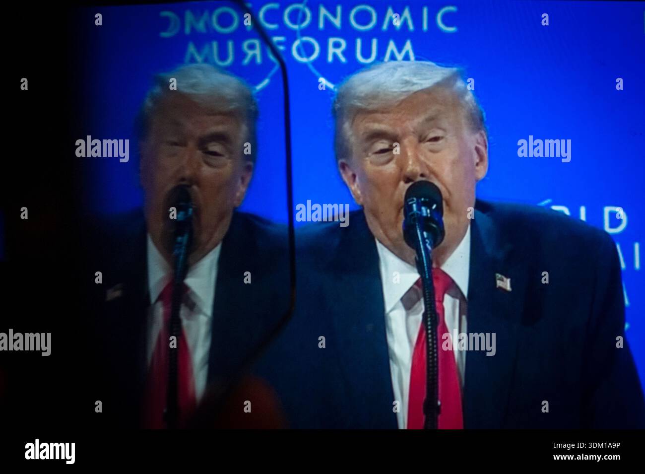 Prise de vues photographiques d'un écran d'ordinateur durant le Discours de Donald Trump à Davos dans un fast-food de la capitale belge. Foto Stock