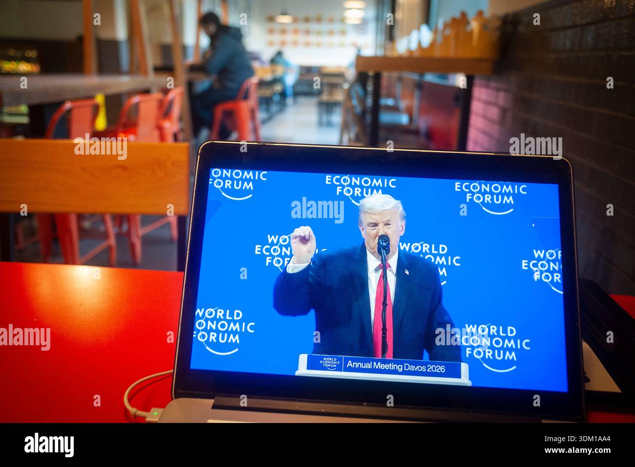 Prise de vues photographiques d'un écran d'ordinateur durant le Discours de Donald Trump à Davos dans un fast-food de la capitale belge. Foto Stock