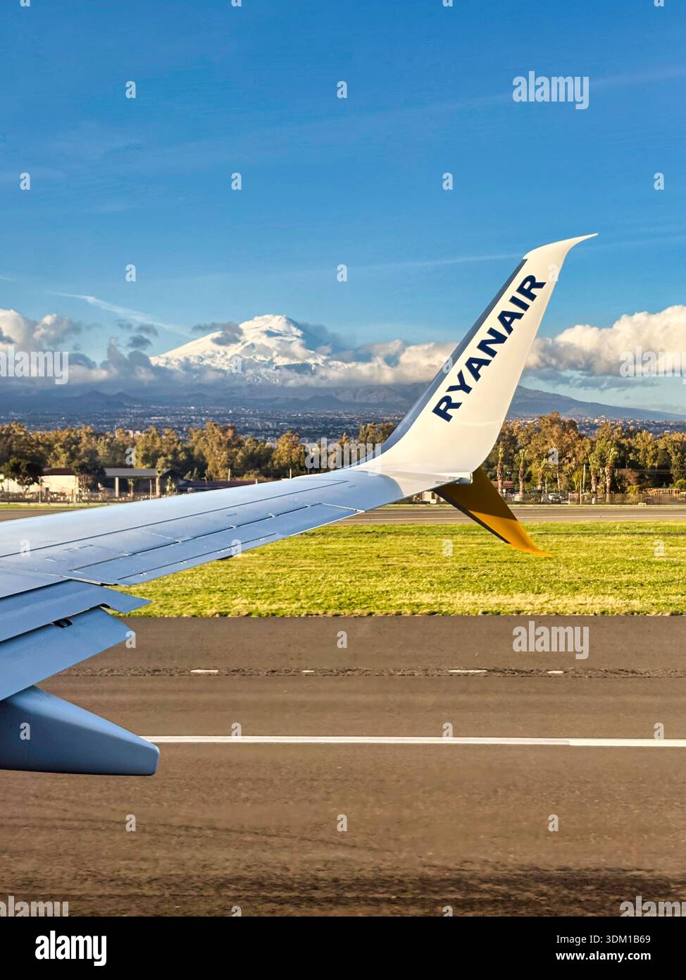 Ryanair Aircraft aletta sulla pista di rullaggio aeroportuale con Etna sullo sfondo, Catania, Sicilia, Italia - Immagine stock catturata con smartphone