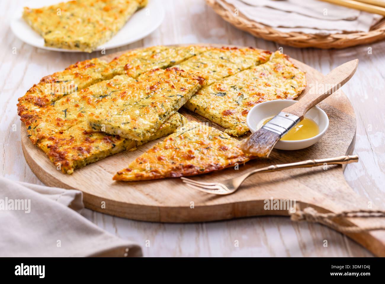 Pane di cipolla senza glutine sul tagliere Foto Stock
