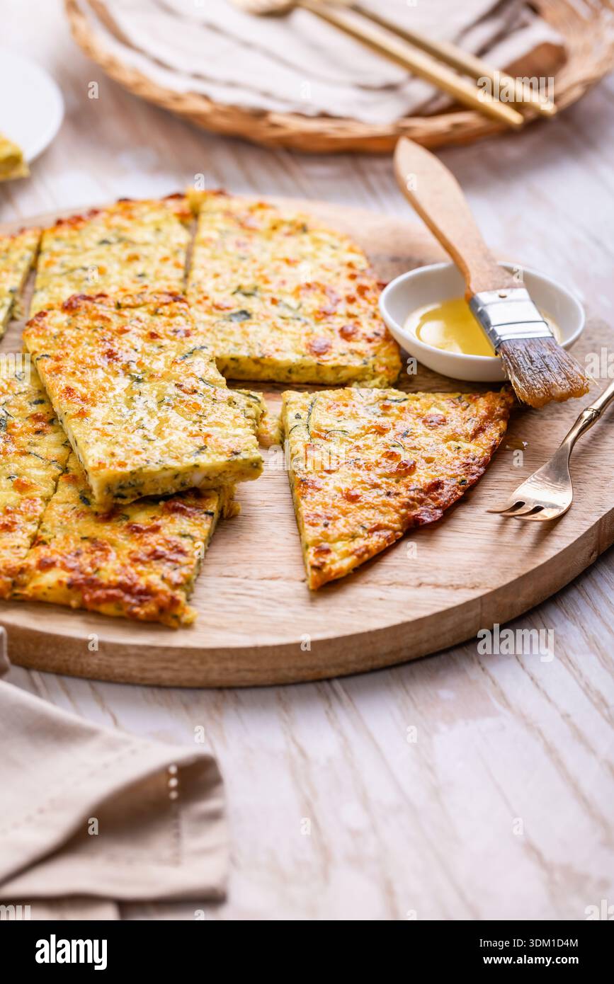 Pane di cipolla senza glutine sul tagliere Foto Stock